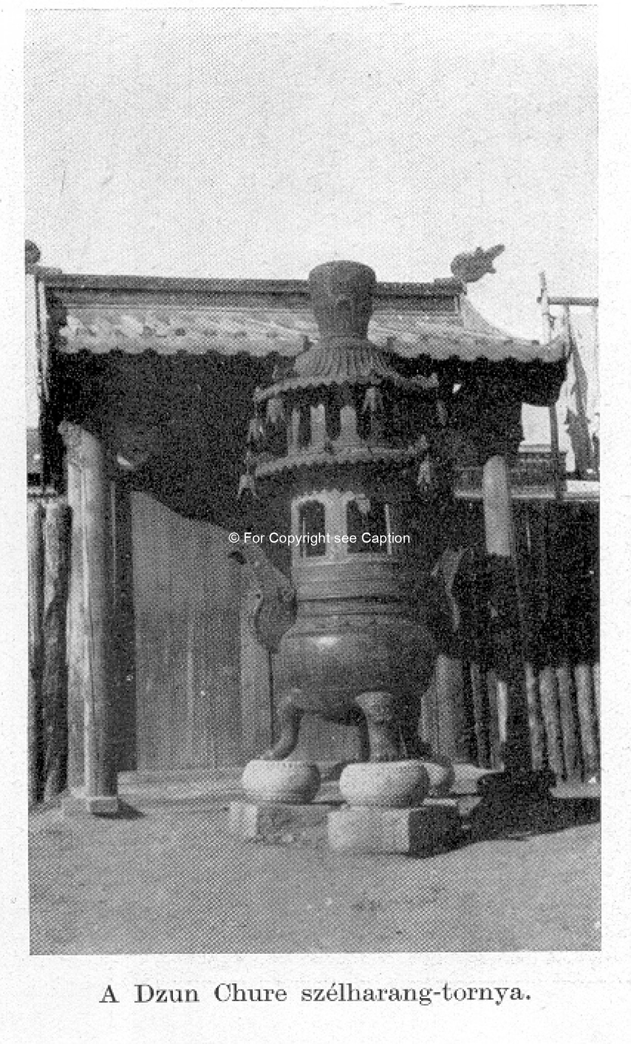 Incense vessel in front of a temple gate (Züün khüree?), Forbáth, L., A megujhodott Mongolia, Frankl